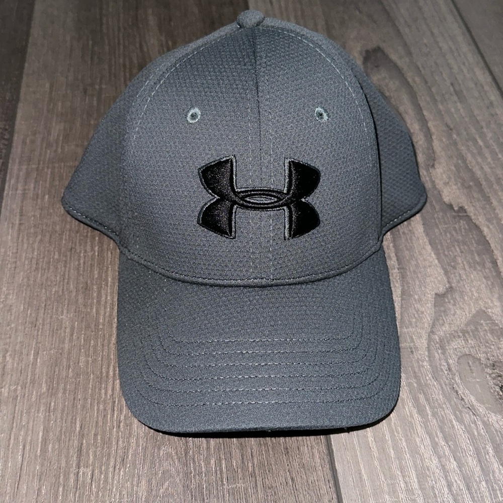 Unisex under armour grey/black UA Blitzing Cap.